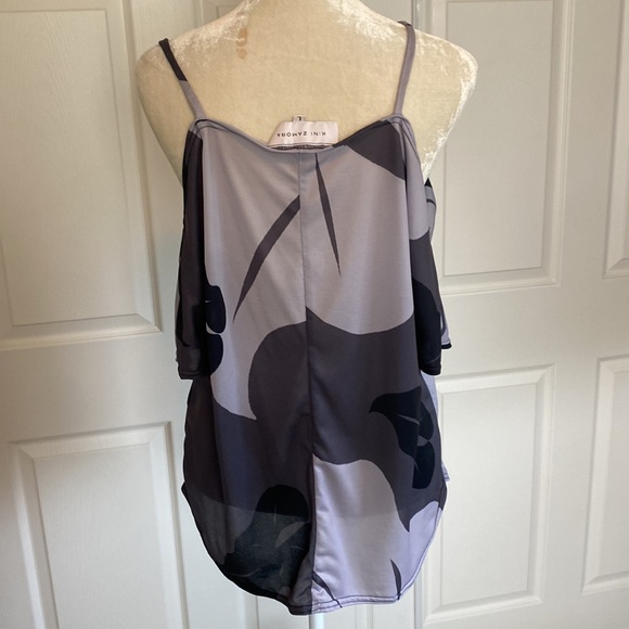 Kini Zamora cold shoulder black & gray top size large - Picture 2 of 2